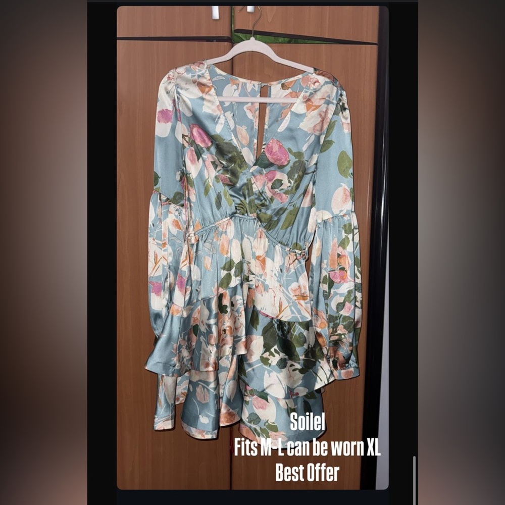 Floral short dress with an open back